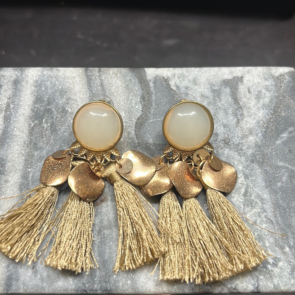 Cute tan colored earrings!!!